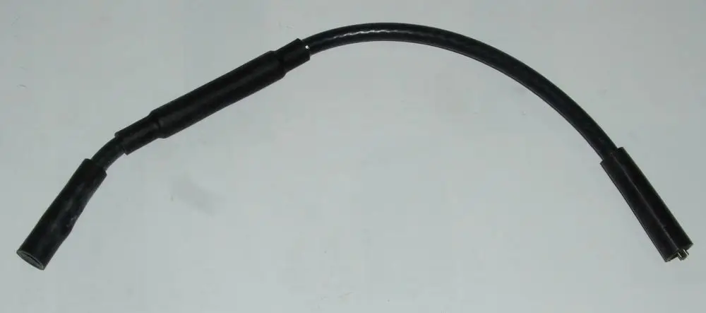 Zündkabel mit flexiblem Design, geeignet für Heizsysteme. Erkennbar ist die Marke Daikin. Teilweise isolierte Steckerenden.